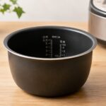 炊飯器の交換用内釜をキッチン台に置いたイメージ