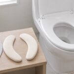 薄手と厚手の便座保温シートを便座の横に並べたイメージ