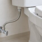 トイレタンクと止水栓をつなぐ金属製の給水管が写っている様子