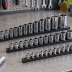複数サイズの工具用ソケットをレールに整理した作業台