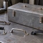 工具箱と形の異なる交換用持ち手を作業台に並べた写真