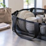 洗った食器をメッシュバッグに収納した出張料理の作業台