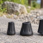 トレッキングポールの先端と形の異なる3種類の先端ゴムが並ぶ様子