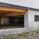 基礎換気口と湿った床下空間が見える住宅のイメージ