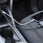 車内の充電器からスマートフォンとノートパソコンへ給電している様子
