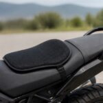 アドベンチャーバイクの前席に黒いメッシュクッションを載せた様子
