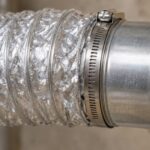 換気ダクトの接続部をホースバンドで固定した様子