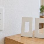 壁のスイッチと幅の異なる化粧プレートを並べたイメージ