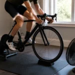 室内で自転車トレーニングをする人に床置きファンが送風している様子