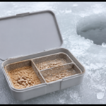 氷上の釣り穴のそばに置かれた仕切り付きのワカサギ用エサ箱