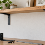 木製の壁付け棚と交換用の棚受け金具を並べた様子