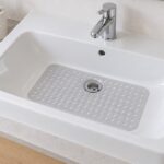 洗面ボウルの底に排水口を避けて保護マットを敷いた様子