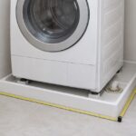 洗濯機用防水パンの幅と奥行をメジャーで測る様子