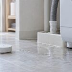 洗濯機まわりの水漏れを小型アラームで検知するイメージ