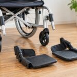 車いすの前に取り外した左右のフットサポートが置かれている様子