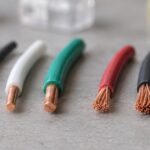 太さの異なる単線とより線を並べたイメージ