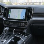 車載画面とスマートフォンをケーブルで接続した車内の様子