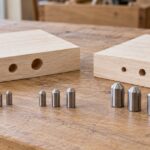 大きさの異なるダボマーカーと穴を開けた木材を並べた作業台