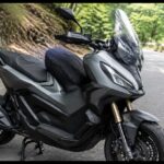 山道に停車したアドベンチャースクーターの中央にトンネルバッグを載せた様子