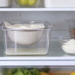 冷蔵庫の棚に置いた容器でヨーグルトを水切りしている様子