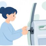 車のドアストライカーにカバーを付ける様子をイメージしたイラスト