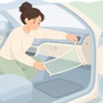 車の助手席足元に収納ネットを取り付ける様子をイメージしたイラスト