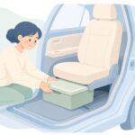 助手席の下に薄型収納ボックスを入れる様子をイメージしたイラスト