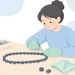 チェーンソーのチェーンをジョイントリンクでつなぐ様子をイメージしたイラスト
