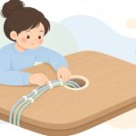 デスクのケーブル穴カバーで配線を整える様子をイメージしたイラスト