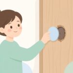 ドアノブの穴を丸いプレートでふさぐ様子をイメージしたイラスト