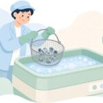 大型の超音波洗浄機で部品を洗浄する様子をイメージしたイラスト