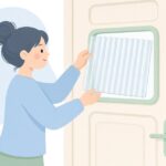 室内ドアの採光窓にポリカ板をはめる様子をイメージしたイラスト