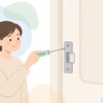 室内ドアのストライクプレートを交換する様子をイメージしたイラスト