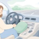 長距離運転でひざにクッションを当てる様子をイメージしたイラスト