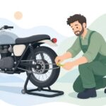 チェーンアライメントツールでバイクのチェーン張りを調整する整備士の様子をイメージしたイラスト