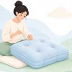 長い綴じ針で座布団を綴じるふとん職人の様子をイメージしたイラスト